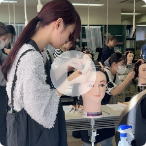 美容師の必須技術”ワインディング”の授業に潜入中